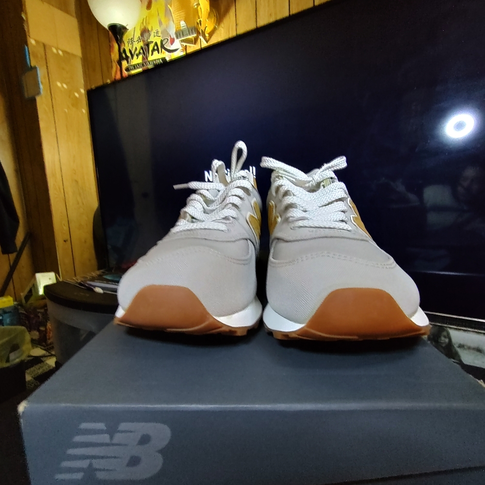 New Balance Men’s Gray and Tan Retro Runner - Picture 2 of 4